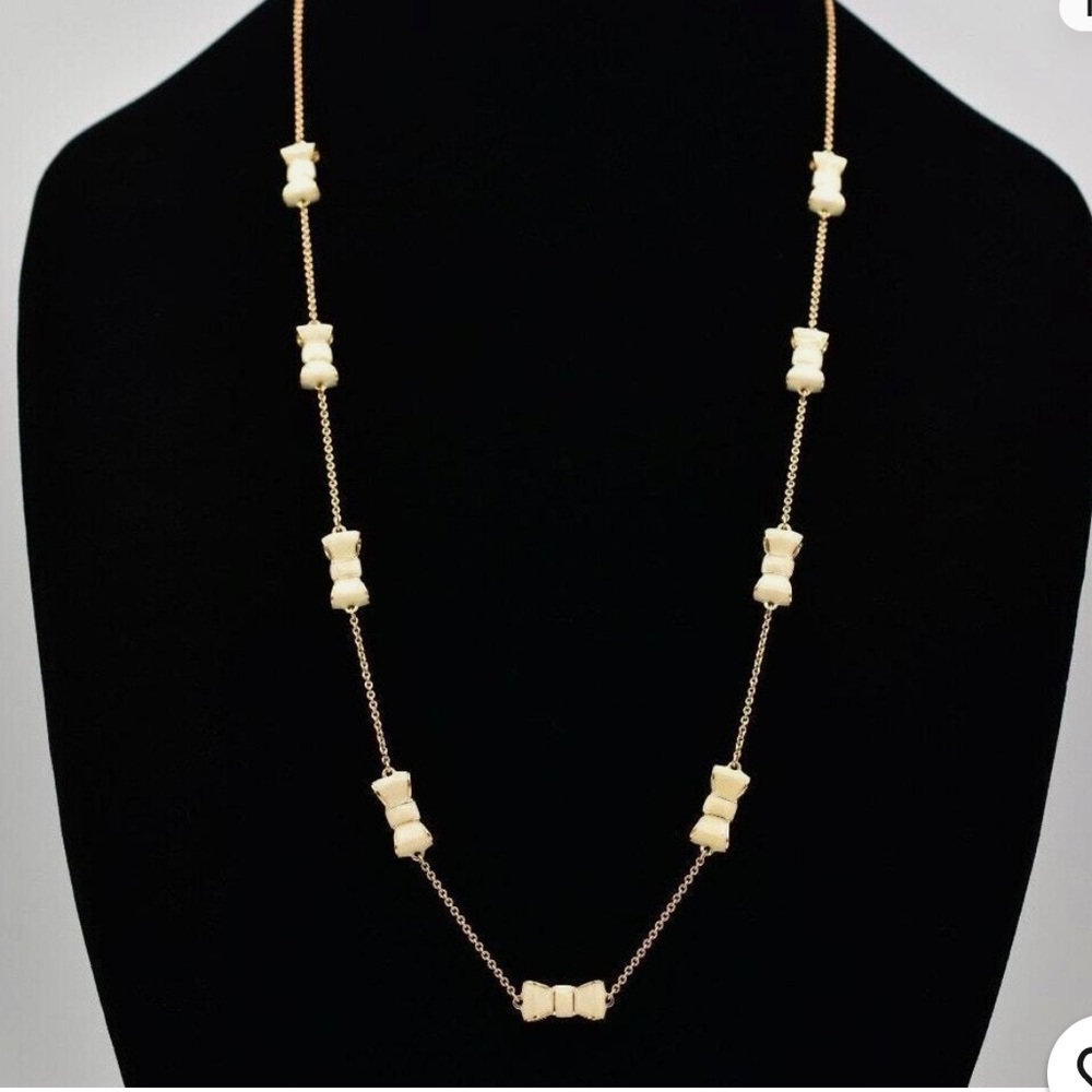 KATE SPADE NEW YORK TAKE A BOW NECKLACE GOLD AND WHITE